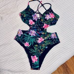 Victoria’s Secret Black Tropical one piece Bathing suit 🌸🌴